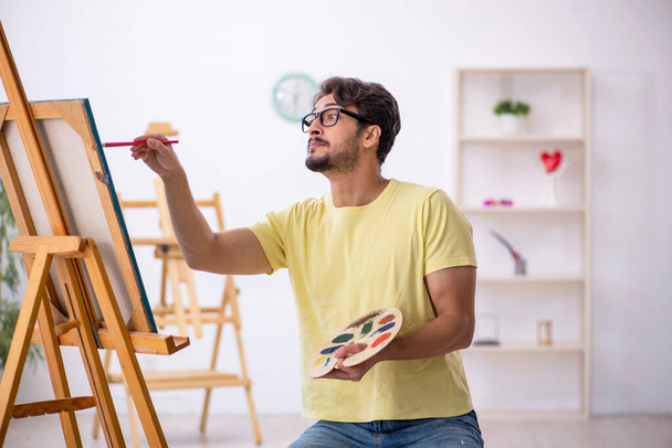 Nuori mies nauttii maalaus kotona - Valokuva, kuva