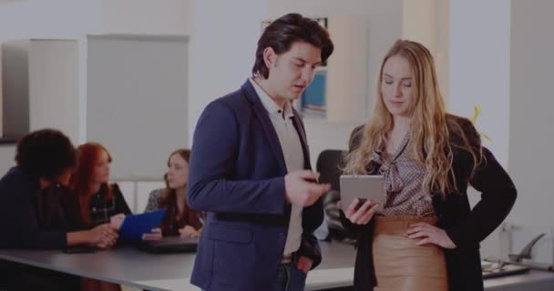 Επιχειρηματίας δείχνει tablet PC σε συνάδελφο μιλώντας στο τηλέφωνο - Πλάνα, βίντεο