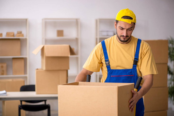 Jeune entrepreneur masculin faisant déménagement à la maison - Photo, image