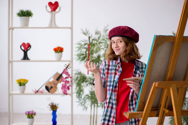Fiatal lány élvezi a festés otthon - Fotó, kép