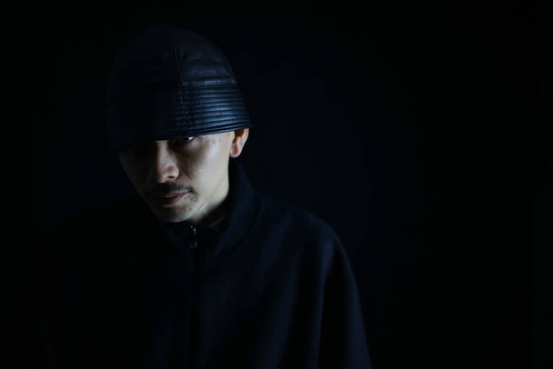 азіатський чоловік в чорному капелюсі
 - Фото, зображення
