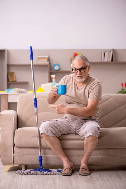 Old man doing housework at home - Zdjęcie, obraz