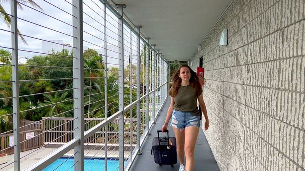 Young woman checks in at a Motel - Foto, immagini