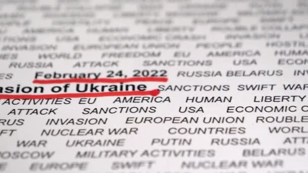 Detailní záběr textu souvisejícího s Ukrajinou s červenými liniemi pod ním.Ruská invaze - Záběry, video