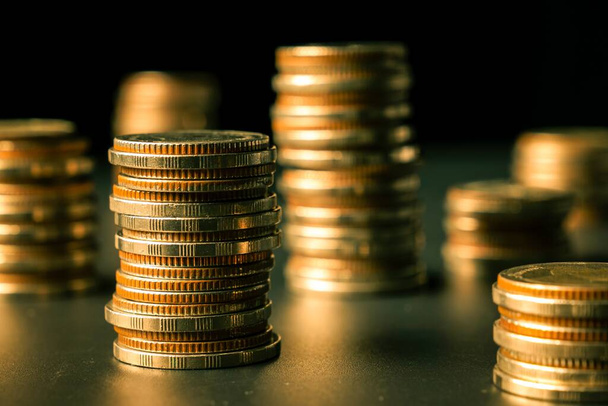 Pile de pièces d'or pile d'argent dans la trésorerie financière dépôt compte bancaire épargne - Photo, image