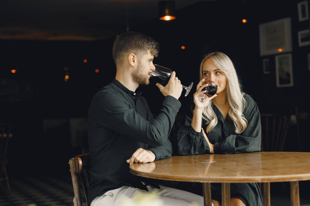 Romantic couple drinking wine at restaurant - Foto, Imagen