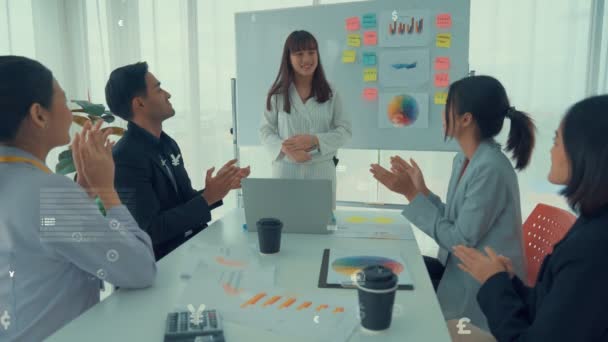 Gente de negocios en reunión de personal corporativo con gráficos visionales - Imágenes, Vídeo