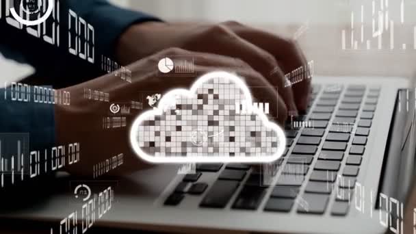 Empresario utiliza ordenador portátil capaz de conectarse a la red de computación en la nube - Metraje, vídeo