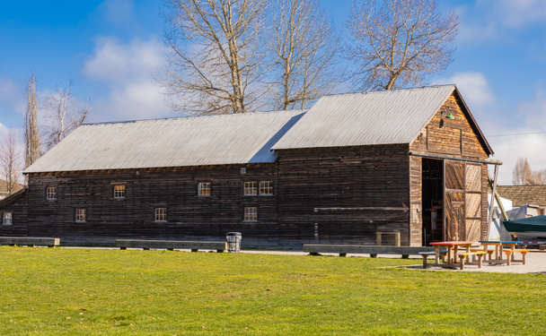 Um celeiro de madeira. Estrutura histórica vintage de um antigo celeiro de gado no Canadá. Foto de viagem, ninguém, foco seletivo - Foto, Imagem