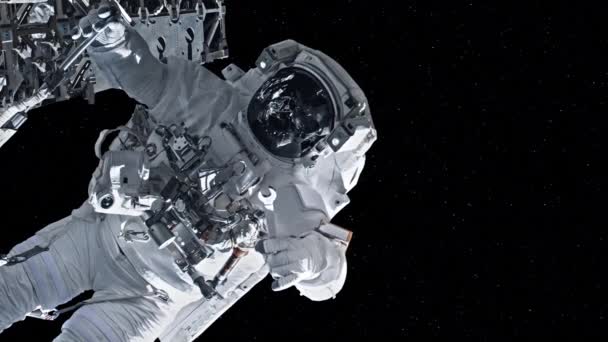 Astronot uzay yürüyüşü yaparken uzay uçuşları görevinde çalışıyor. - Video, Çekim