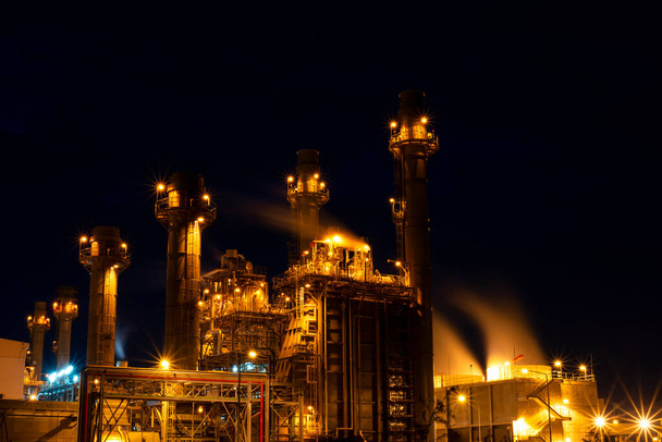 Jalostamo Kaasuturbiinin sähkövoimalaitos yöllä  - Valokuva, kuva