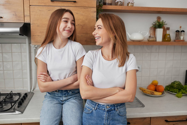Positive mother and daughter in kitchen - Foto, Bild