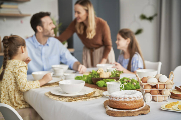Καυκάσια τετραμελής οικογένεια γιορτάζει στο τραπέζι του Πάσχα  - Φωτογραφία, εικόνα