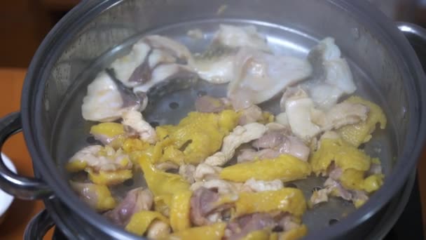 Bir tencere lezzetli sauna buğulanmış tavuk ve sauna buğulamalı balık, Kanton mutfağı. - Video, Çekim