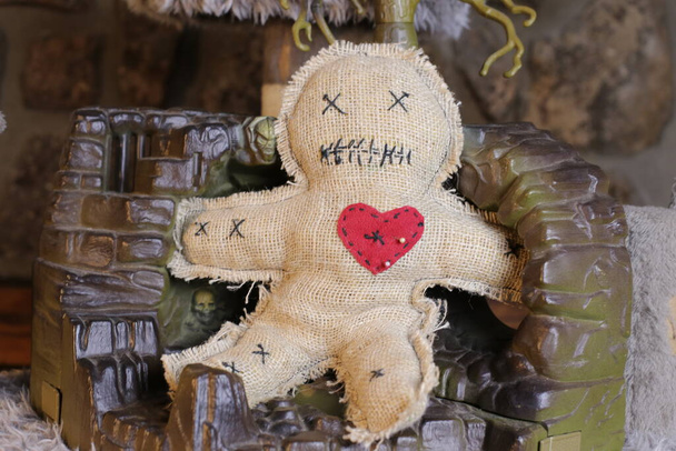 close-up shot van voodoo pop op rustieke achtergrond - Foto, afbeelding