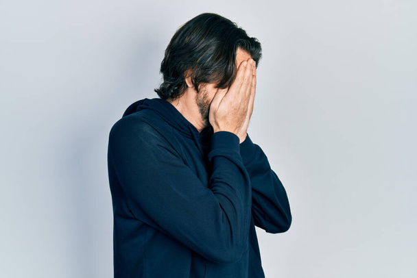 Középkorú kaukázusi férfi alkalmi pulóvert visel szomorú arckifejezéssel, miközben sír. depresszió fogalma.  - Fotó, kép