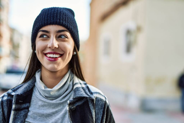 A fiatal spanyol nő boldogan mosolyog a városban.. - Fotó, kép