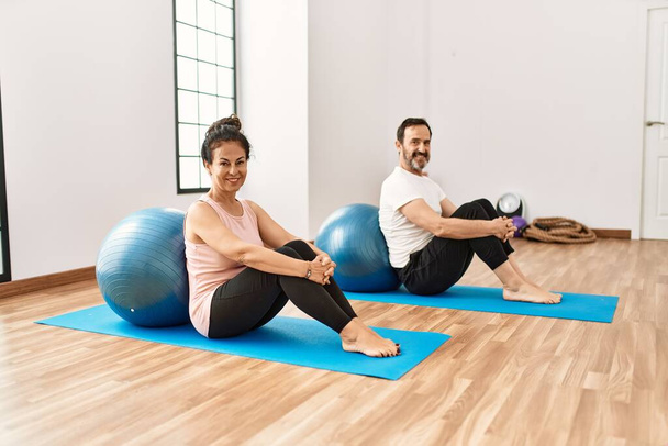Starší hispánský pár dělá cvičení a protahuje se v józe. Dva dospělí lidé pilates a flexibilní cvičení - Fotografie, Obrázek