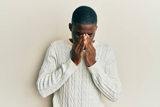 Молодой африканский американец в повседневной одежде трёт глаза от усталости и головной боли, сонного и усталого выражения лица. проблема со зрением  - Фото, изображение
