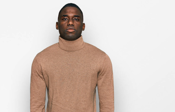 Giovane uomo afroamericano con indosso maglione invernale casual depresso e preoccupato per l'angoscia, piangendo arrabbiato e spaventato. espressione triste.  - Foto, immagini