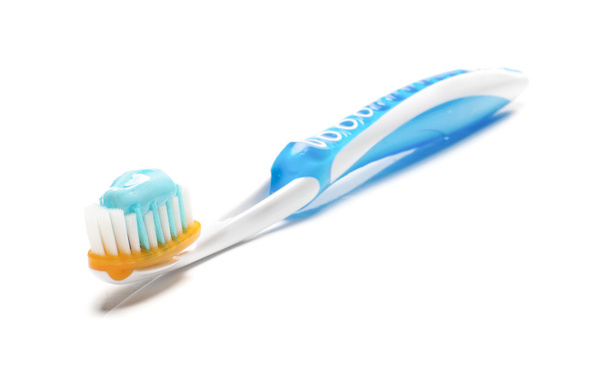 Новая зубная щетка с изолированной зубной пастой
 - Фото, изображение