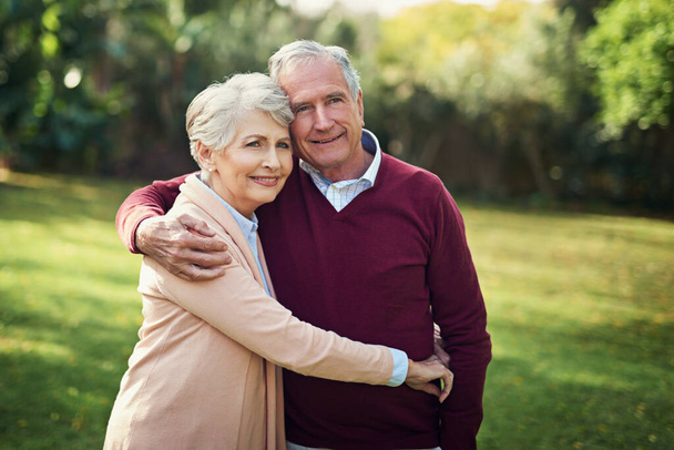 Ensemble pour toujours. Portrait d'un couple de personnes âgées affectueux jouissant d'un certain temps à l'extérieur. - Photo, image