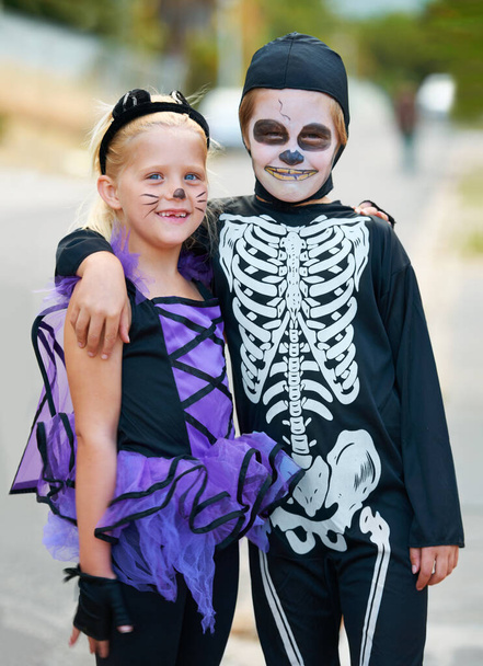 Милые маленькие конфетки. Симпатичные мальчик и девочка, одетые на Хэллоуин. - Фото, изображение