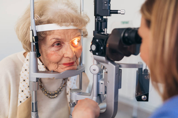 senior woman having eyesight examination - Foto, afbeelding