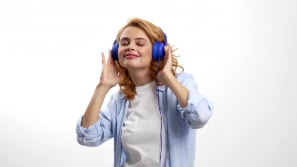 vrolijke vrouw dansen op sensuele muziek lied in oortelefoons, plezier - Video