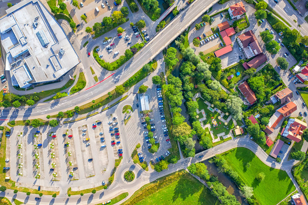 Vista aerea dal drone del parcheggio e case vicino alla città Wangen Im Allgau, Germania - Foto, immagini