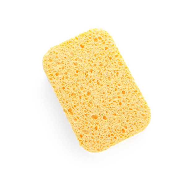 Esponja de baño amarillo sobre fondo blanco - Foto, imagen