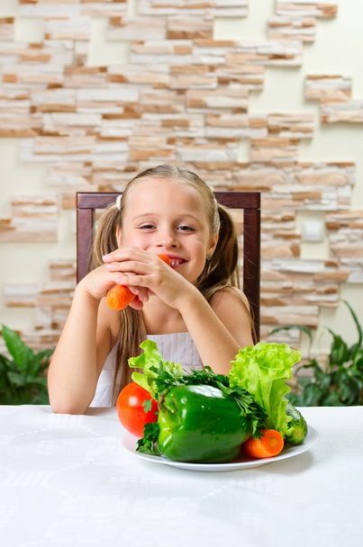 Little girl with vegetables - Φωτογραφία, εικόνα