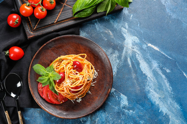 Prato com deliciosa Massa Puttanesca no fundo azul - Foto, Imagem
