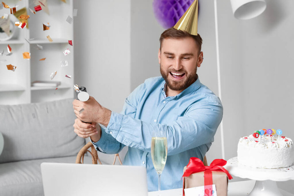 Hombre feliz celebrando el cumpleaños en casa debido a la epidemia de coronavirus - Foto, Imagen