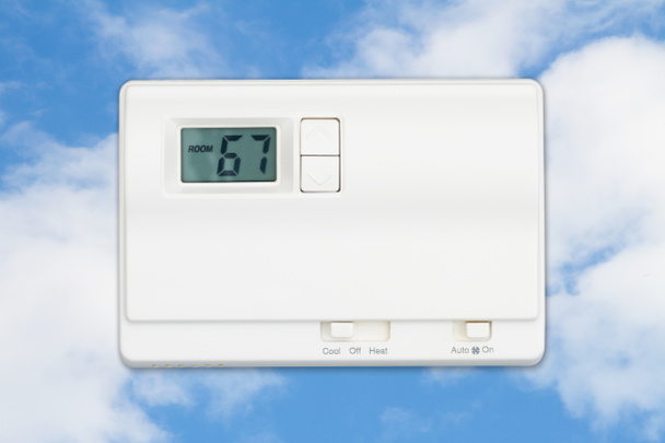 Dům termostat na obloze pro vaše energetické nebo energetické zprávy - Fotografie, Obrázek