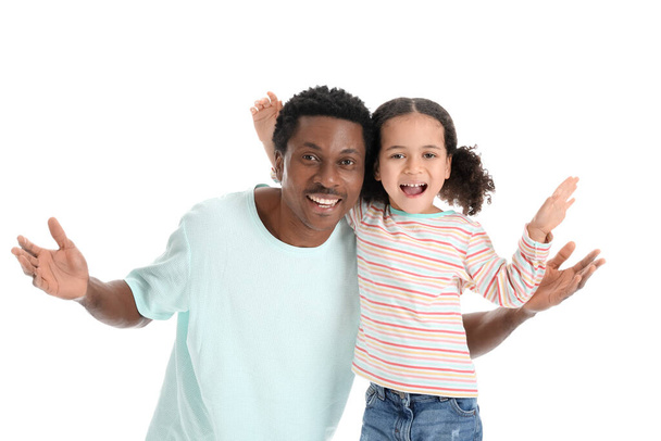 Portrait de l'homme afro-américain heureux et sa petite fille sur fond blanc - Photo, image