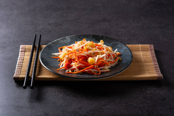 Υγιή κινεζική σαλάτα λάχανο στο πιάτο σε μαύρο φόντο - Φωτογραφία, εικόνα