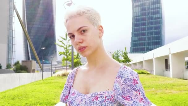 Slow motion portret van zelfverzekerde blanke vrouw poseren outdoor gratis en houding - Video