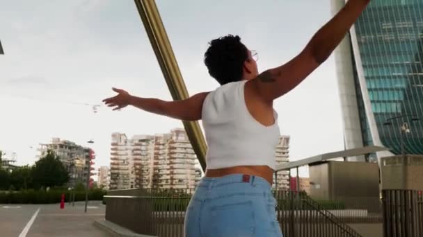Молода змішана раса жінка на відкритому повітрі розтягує руки широко відкритими почуттями безкоштовно
 - Кадри, відео