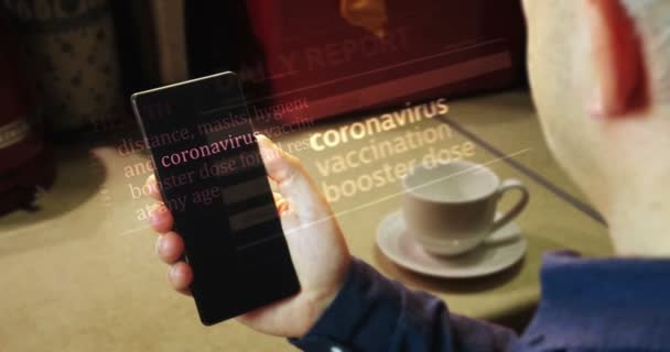 Az az ember olvassa a cikkeket. Legfrissebb hírek a nemzetközi médiában a coronavirus covid járvány krízisről. Absztrakt koncepció a hírek címek műsorszórás okostelefon kijelző kézben. - Felvétel, videó