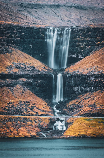 Длинный снимок всего водопада Фосса на Фарерских островах. Ноябрь 2021 года. Драматический пейзаж. - Фото, изображение