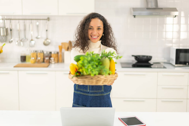 портрет красивая латинская женщина на кухне - Фото, изображение