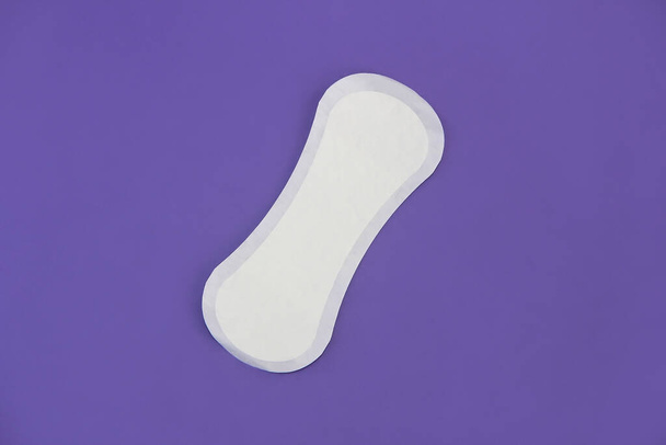 dámské hygienické bílé denní podložky na fialovém pozadí velmi peri - Fotografie, Obrázek