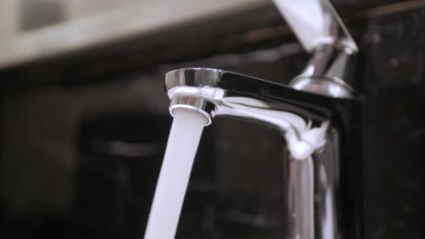 POV zum Leitungswasser in der Toilette. Wasserhahn in der Küche aufdrehen - Filmmaterial, Video