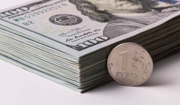 Κέρμα ονομαστικής αξίας 1 ρωσικό ρούβλι και αμερικανικό χρήμα - Φωτογραφία, εικόνα