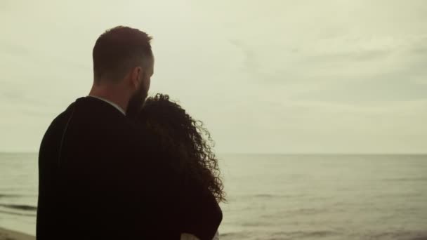 Verliebte suchen Meerblick am Strand Date. Paar umarmt sich im Stehen am Wasser. - Filmmaterial, Video