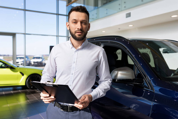 Manager eines Premium-Autohauses bietet den Kauf eines SUV auf Kredit an - Foto, Bild
