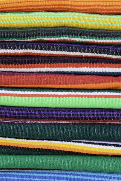 Una collezione di tessuti di cotone in mostra in una piazza pubblica a Playa del Carmen, Messico - Foto, immagini