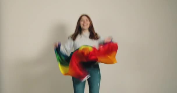 Tyttö juhlii sateenkaaren rauhan lipulla - Materiaali, video