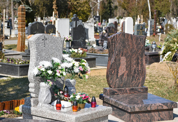 Nagrobki na cmentarzu publicznym - Zdjęcie, obraz